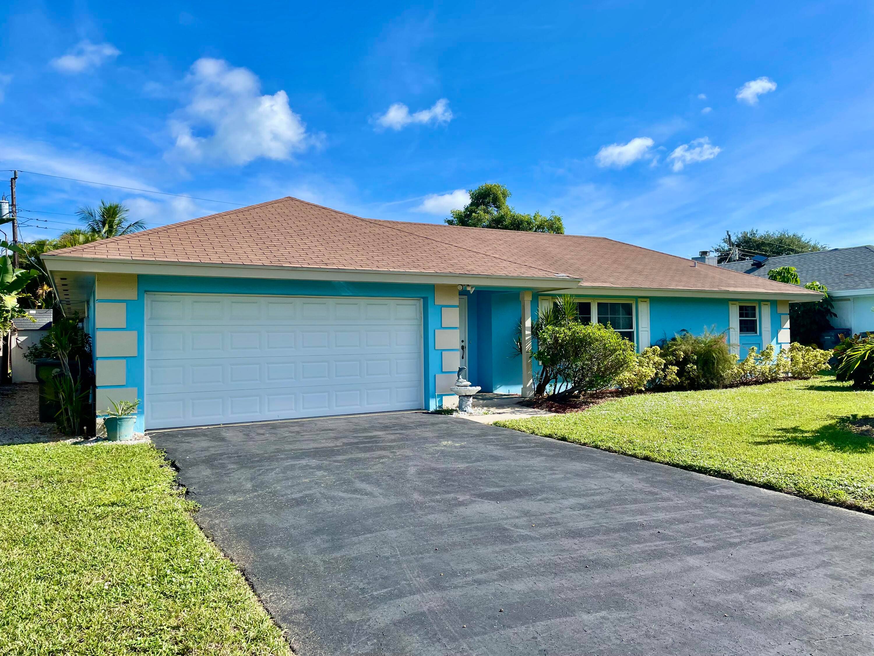 CBS 3 2 2 in Tequesta. Split floor plan, Family and Living Rooms.