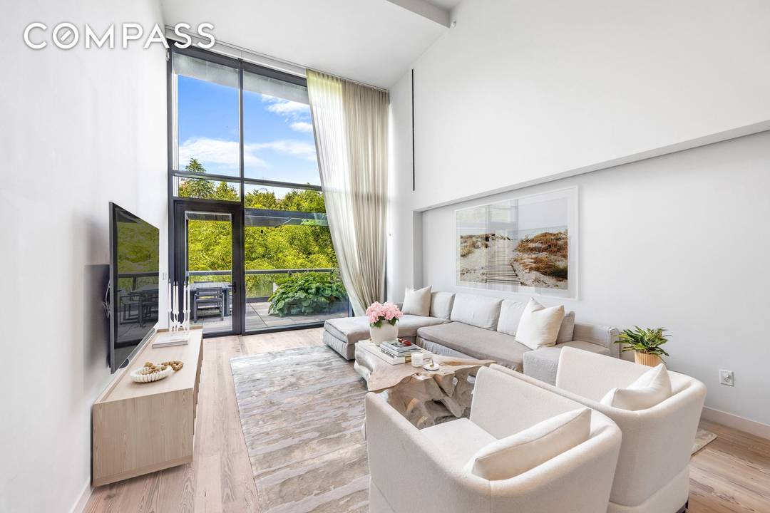 This ethereal duplex at the acclaimed Pierhouse, offers the ultimate contemporary living.