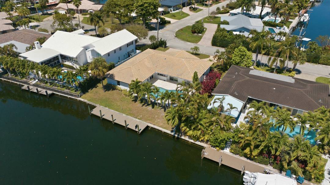 STUNNING POOL HOME IN THE HIGHLY DESIRABLE LANDINGS NEIGHBORHOOD.