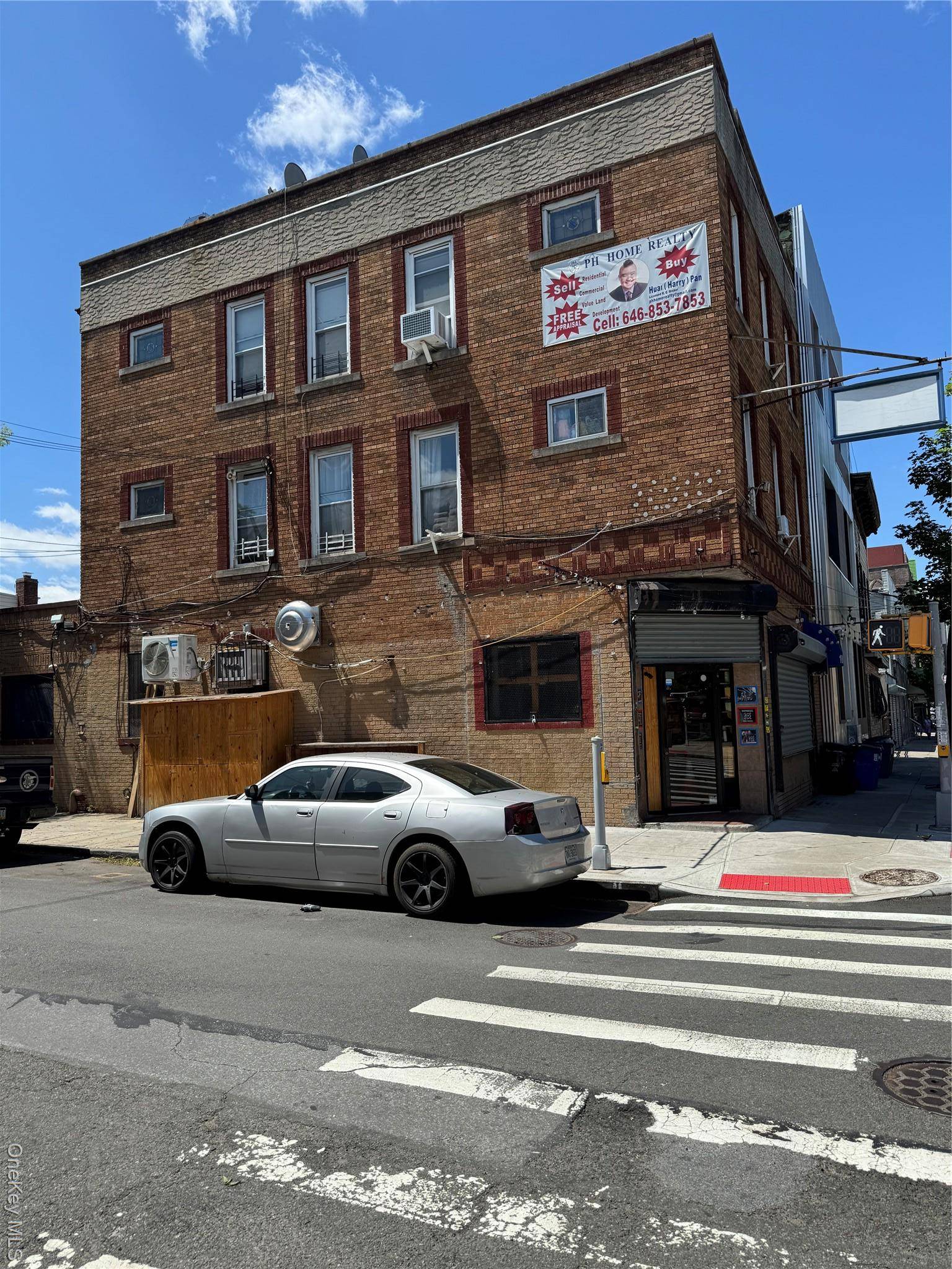 One block away from the L train Subway !
