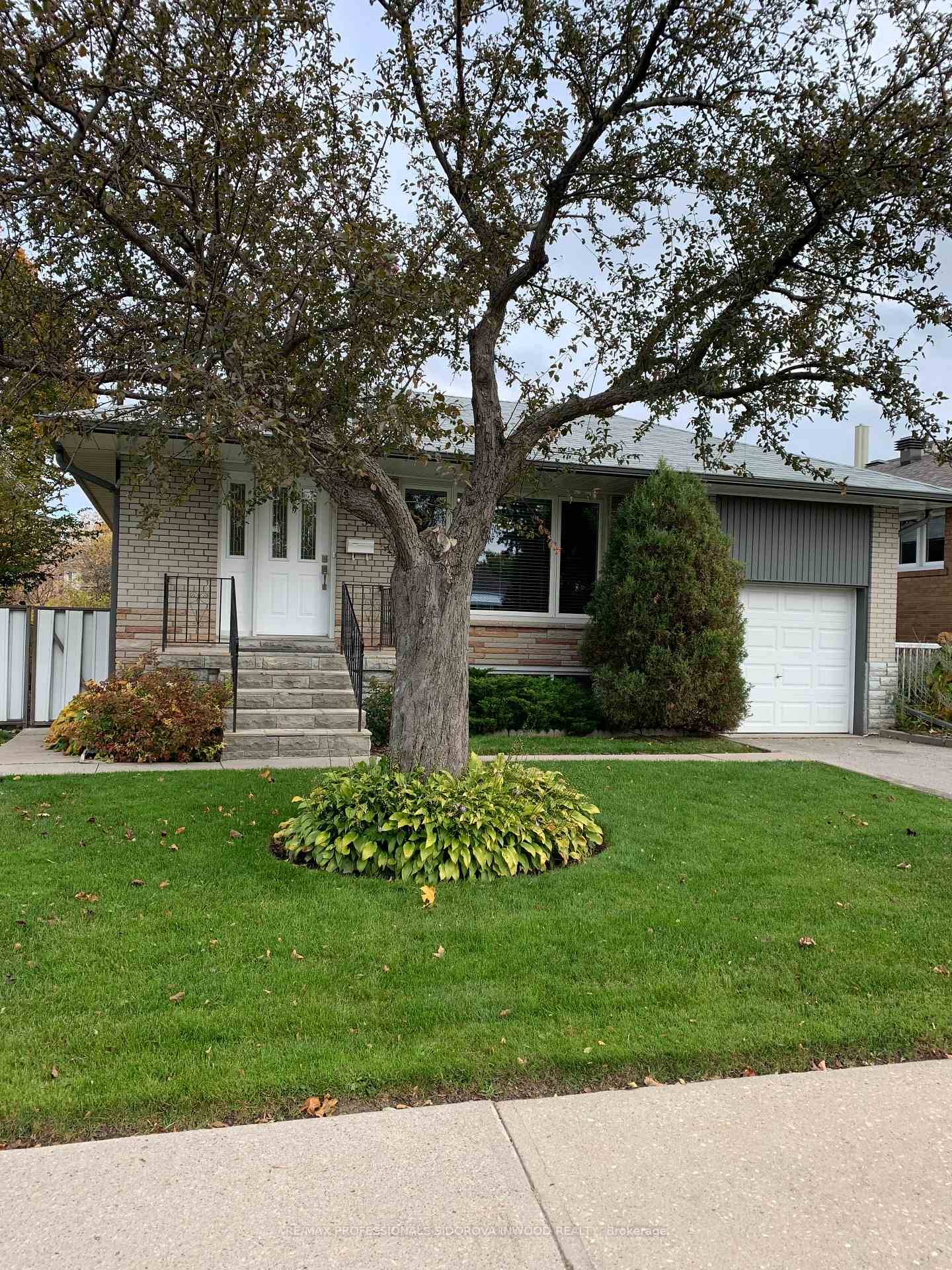 Available November 1st, this beautifully renovated 3 bedroom, 1 bath main floor open concept apartment is located on a quiet cul de sac, offering comfort, space, and convenience.
