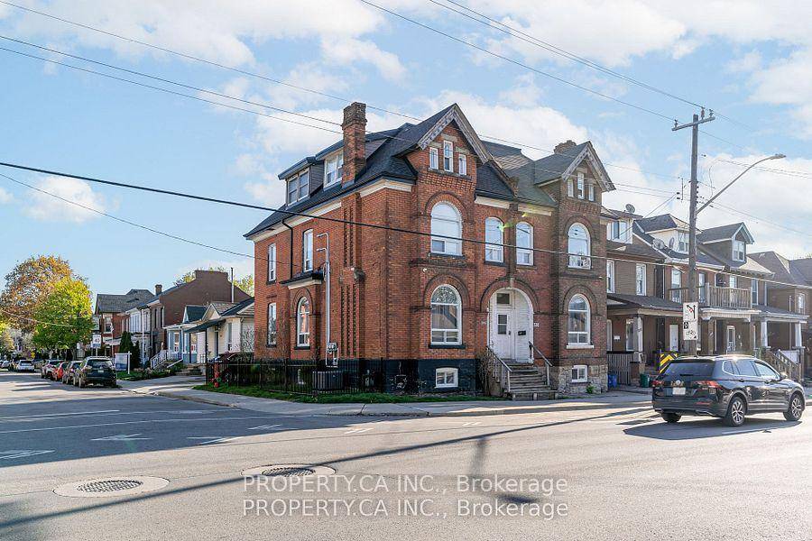 GOLDEN INVESTMENT Opportunity Turn Key Renovated Legal Duplex !