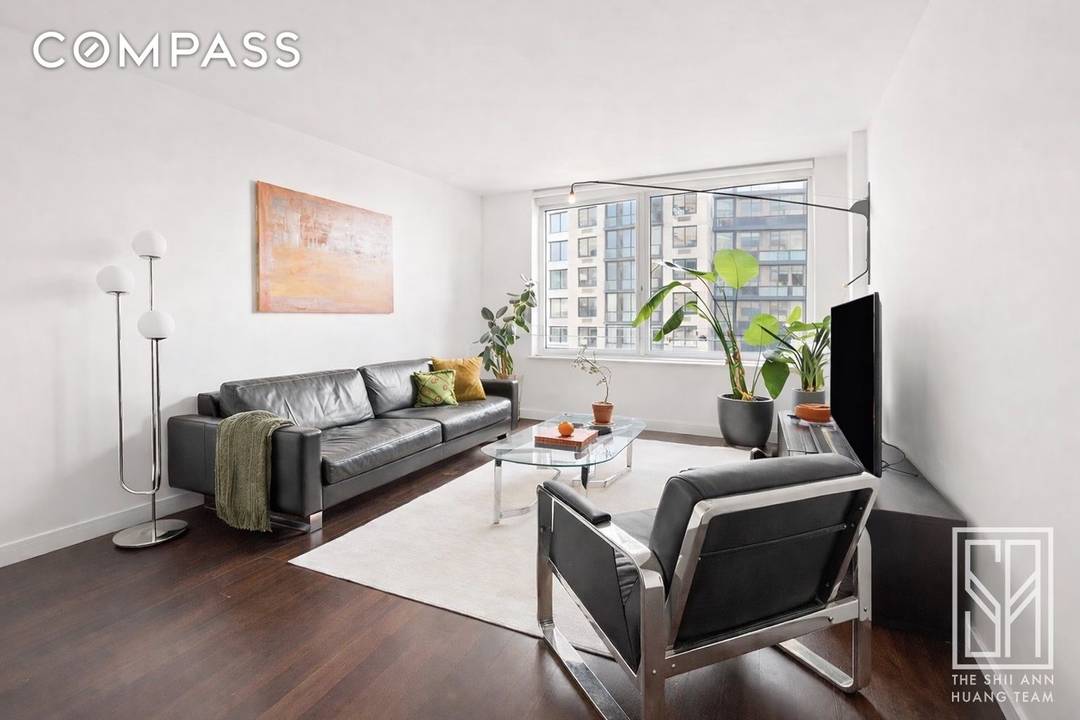 This spacious, modern one bedroom residence offers sweeping east and south facing views over Brooklyn, filling the home with abundant natural light through oversized windows.