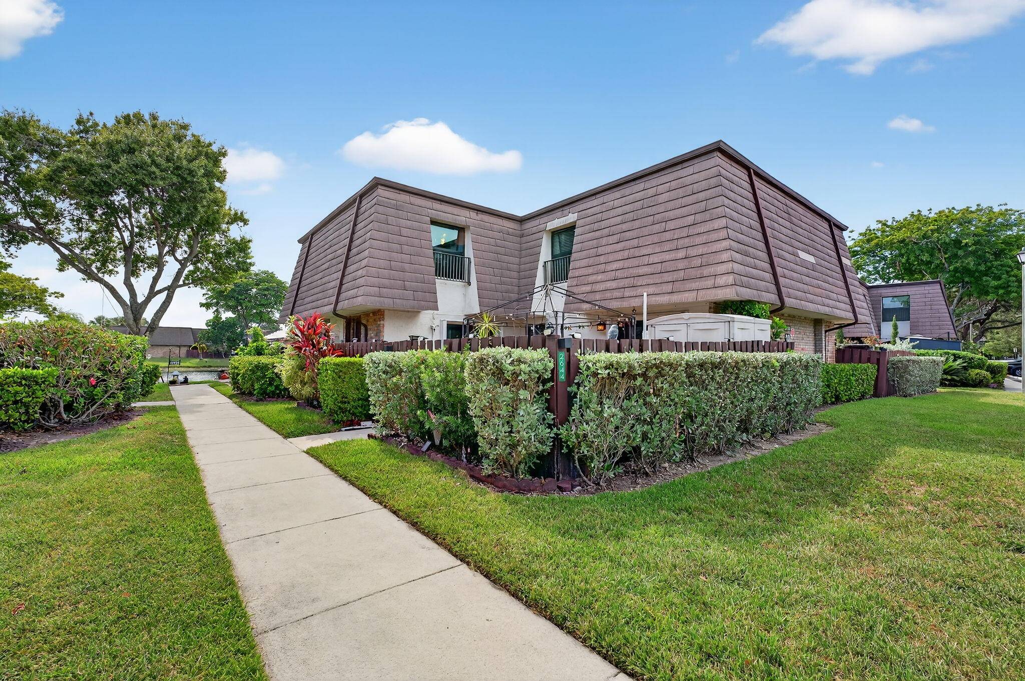 Beautiful 2 bed, 2. 5 bath townhouse in Parkside is one of Coral Springs' most desirable communities.