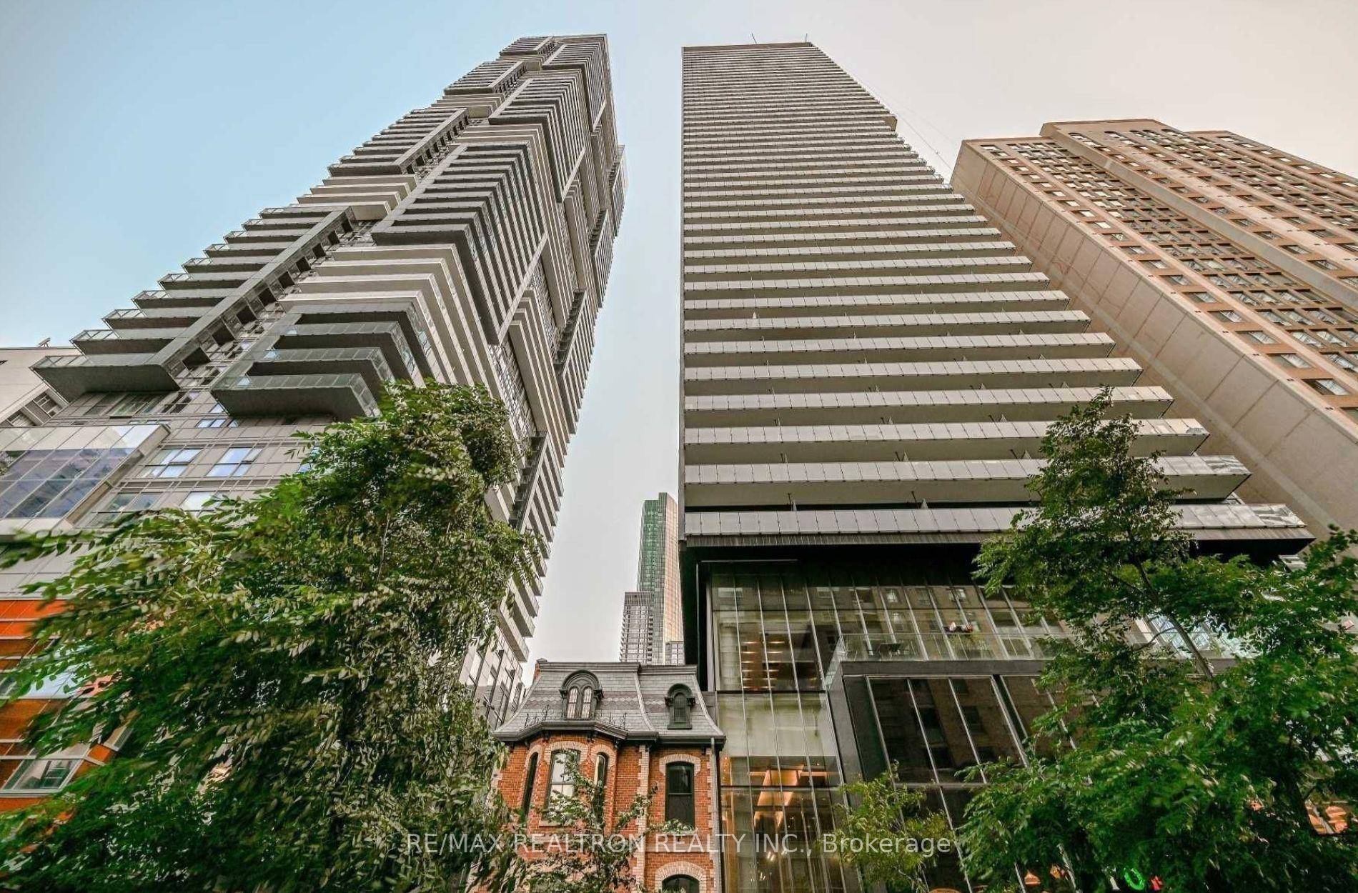 Welcome to Urban Luxury in the Heart of Downtown Toronto !