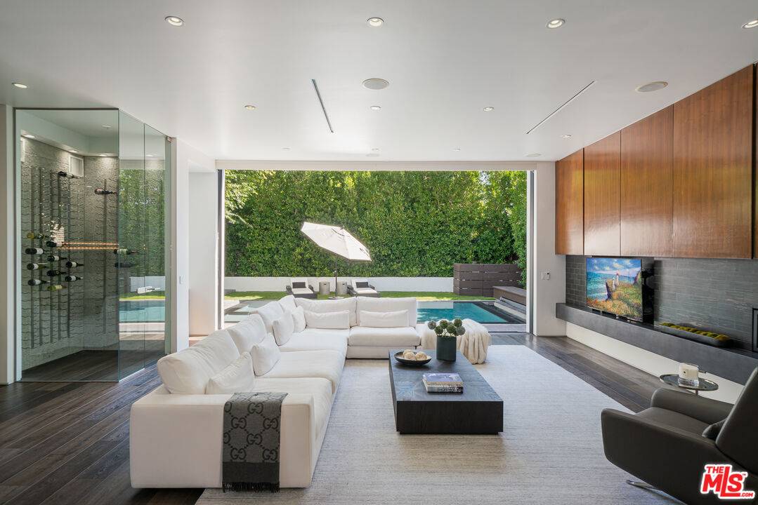 128 S Almont Dr 4BR Beverly Grove La