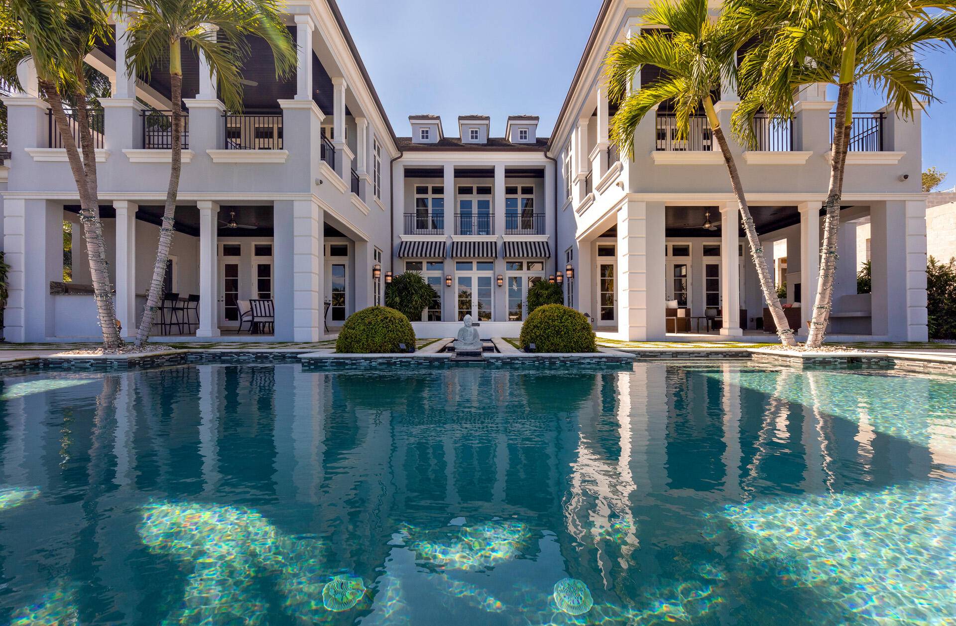 Luxurious Direct Intracoastal rental.
