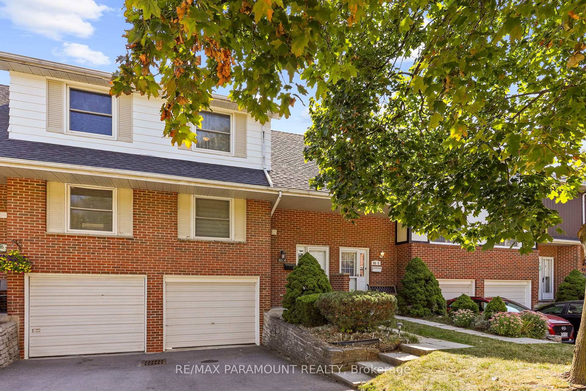 Welcome to this beautifully maintained townhome, located in one of Hamilton's most sought after complexes !