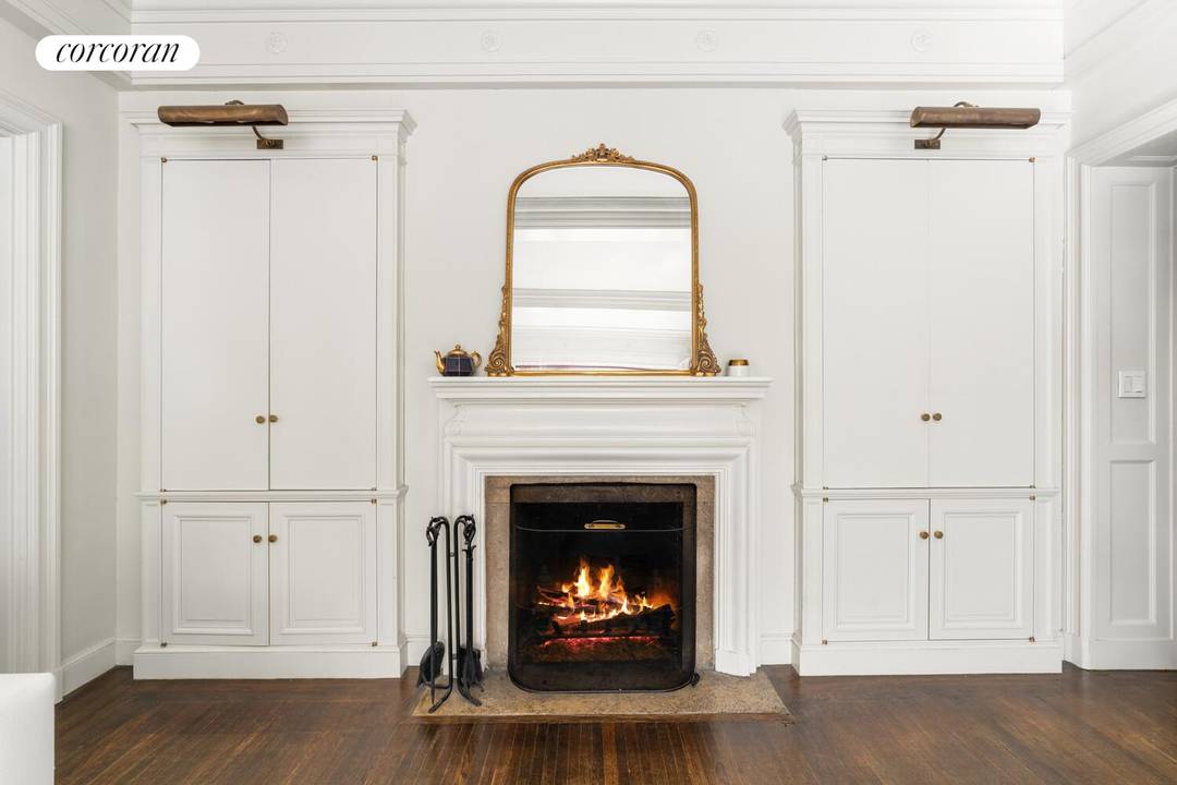 Experience classic Park Avenue living in this bright one bedroom, one and a half bathroom residence at The Griffon, a full service prewar condominium in Murray Hill.