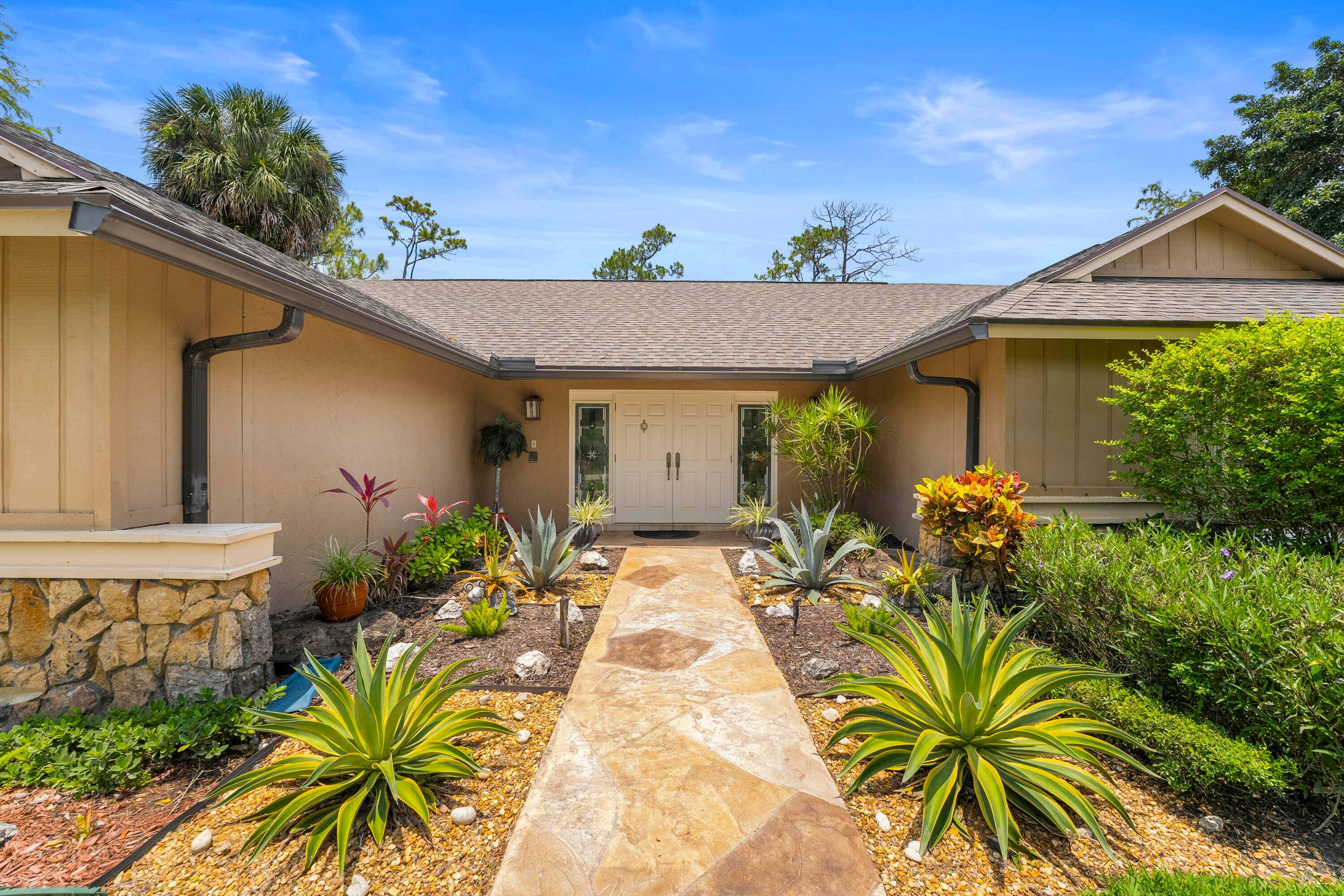 Gorgeous well maintained and professionally decorated 3 2 pool home offers an open floor plan, spacious gourmet kitchen with granite counter tops and custom island, cozy family room with oak ...