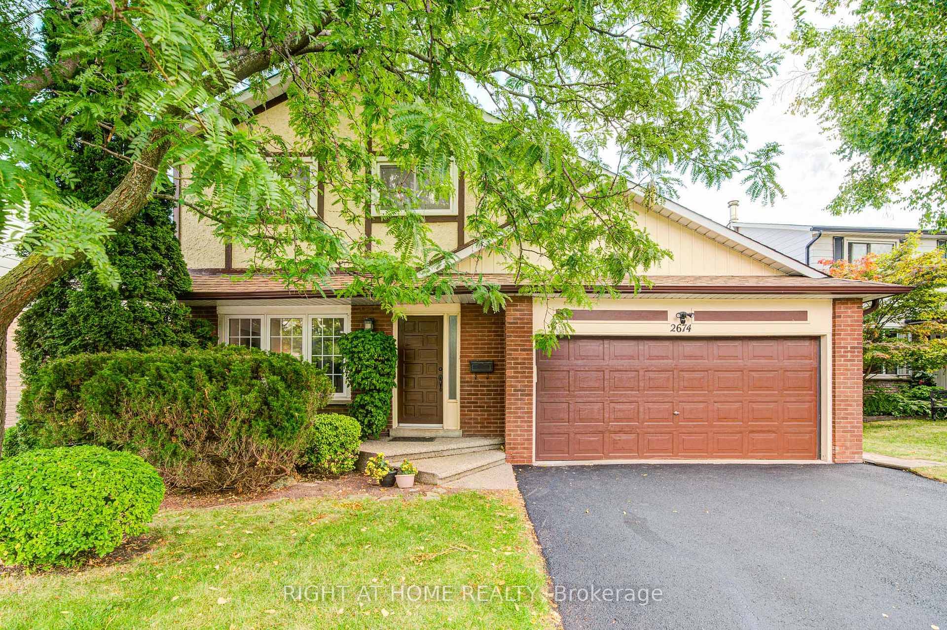 Beautiful Tudor style 4 bedroom detached home on a spacious 50x141 ft lot in prime Clarkson !