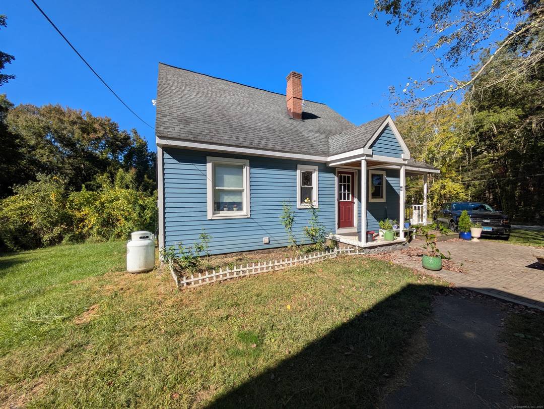 MAIN HOUSE 2BR 2BA Features an open concept layout w gleaming hardwood floors.