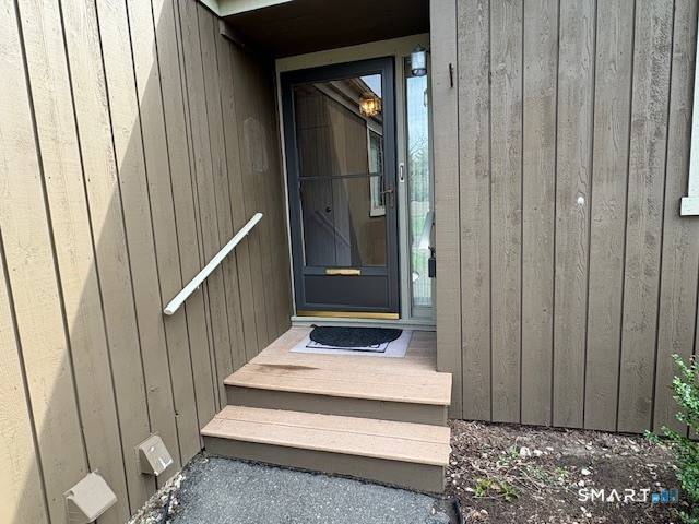 Come see this nicely cared for Thoreau in beautiful Oronoque Village.