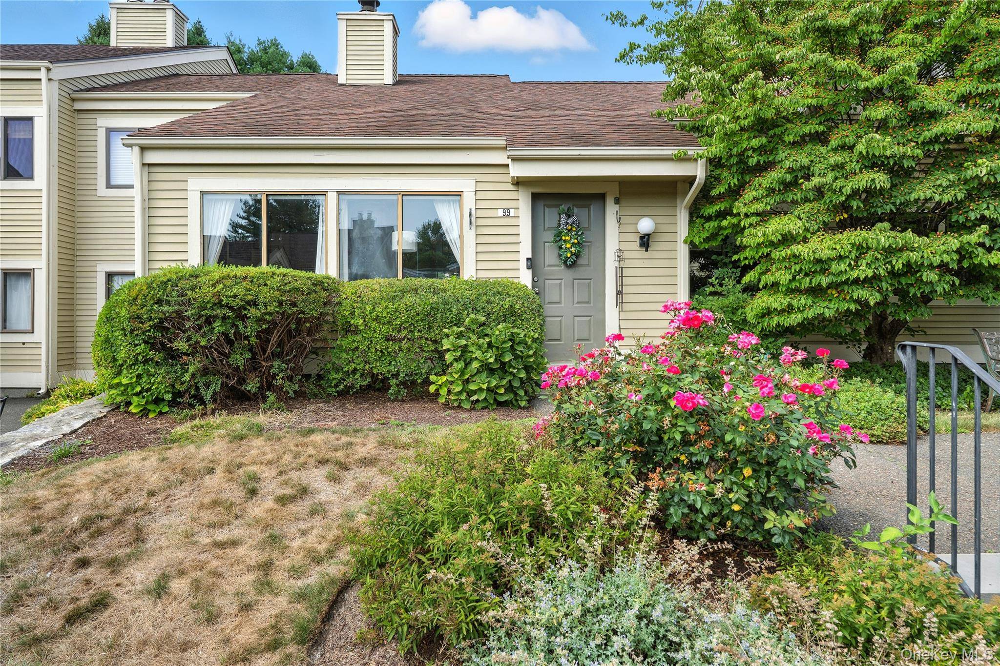 Welcome to 99 Fox Run Road one of the few units in the complex that lives more like a private home, with no unit above.
