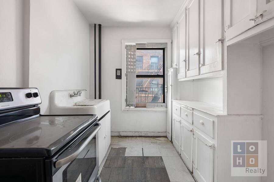 Bright amp ; Spacious Pre War 1 Bedroom in Elegant Art Deco Building Welcome to this generously sized one bedroom apartment on the fifth floor of a stunning pre war, ...