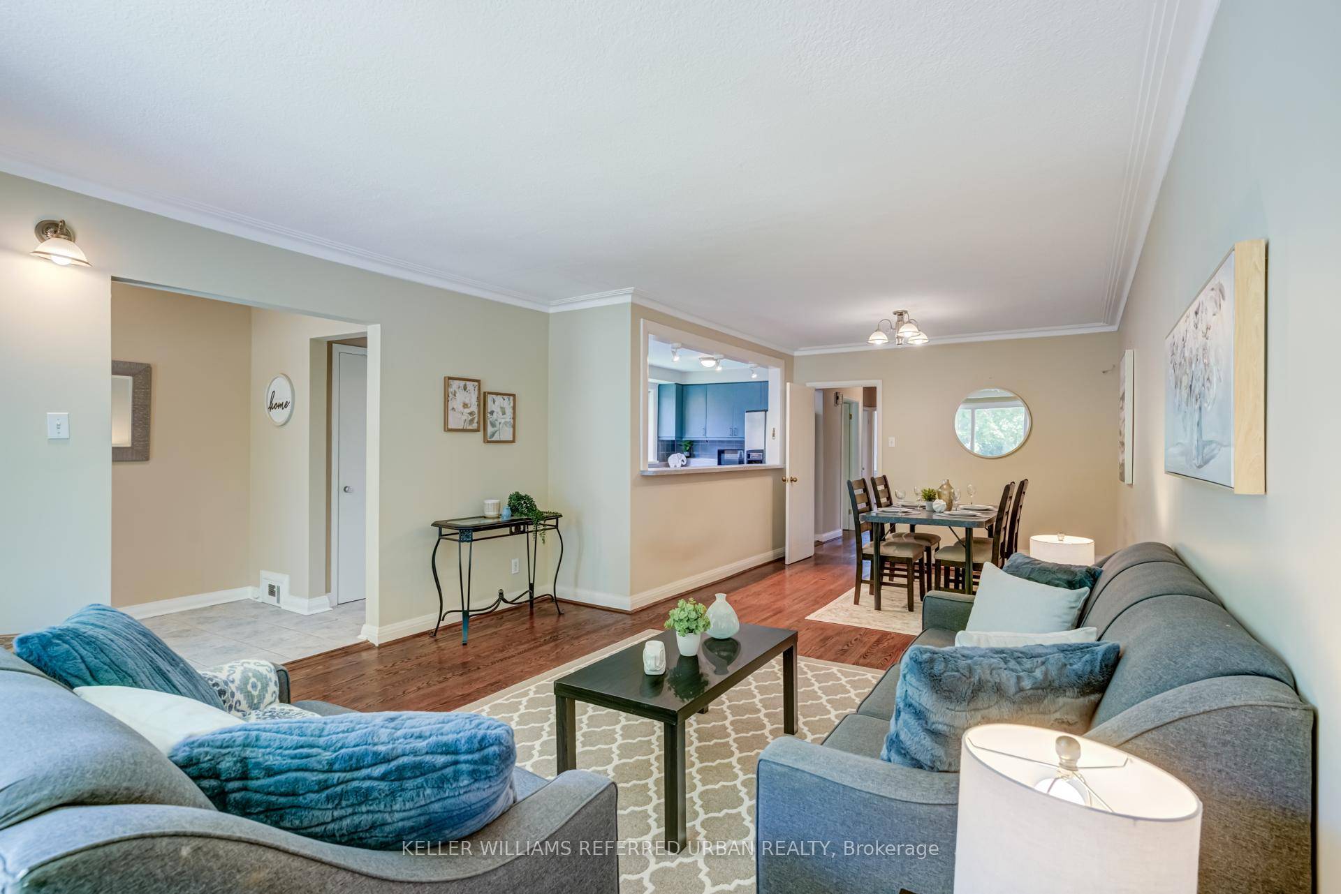 Bunga hello ! Behold this impeccably maintained family bungalow in the bull's eye of coveted Eatonville.