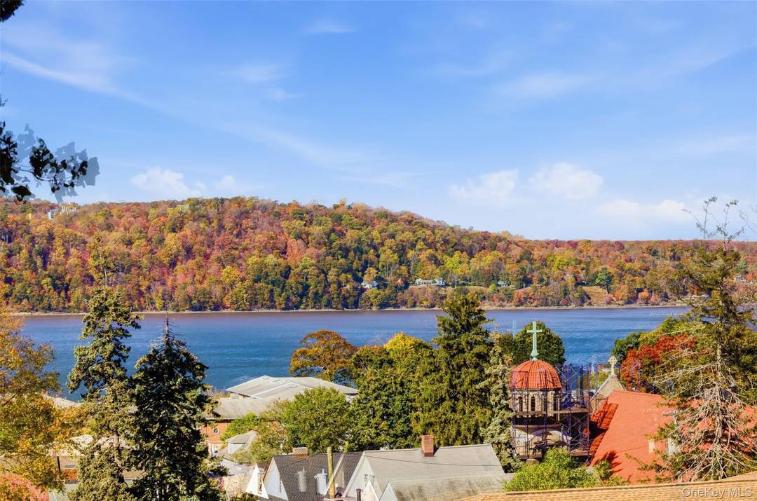 Enjoy stunning Hudson River views, a HEATED GARAGE PARKING SPOT, and an enviable location in the heart of Hastings on Hudson s vibrant shops and restaurants.