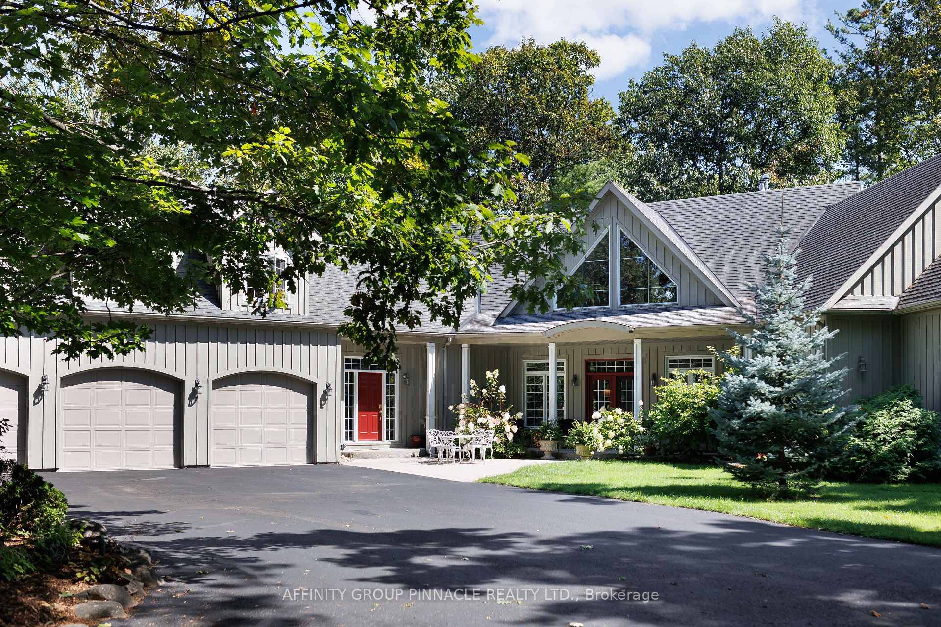 Stunning Sturgeon Lake Waterfront Home !