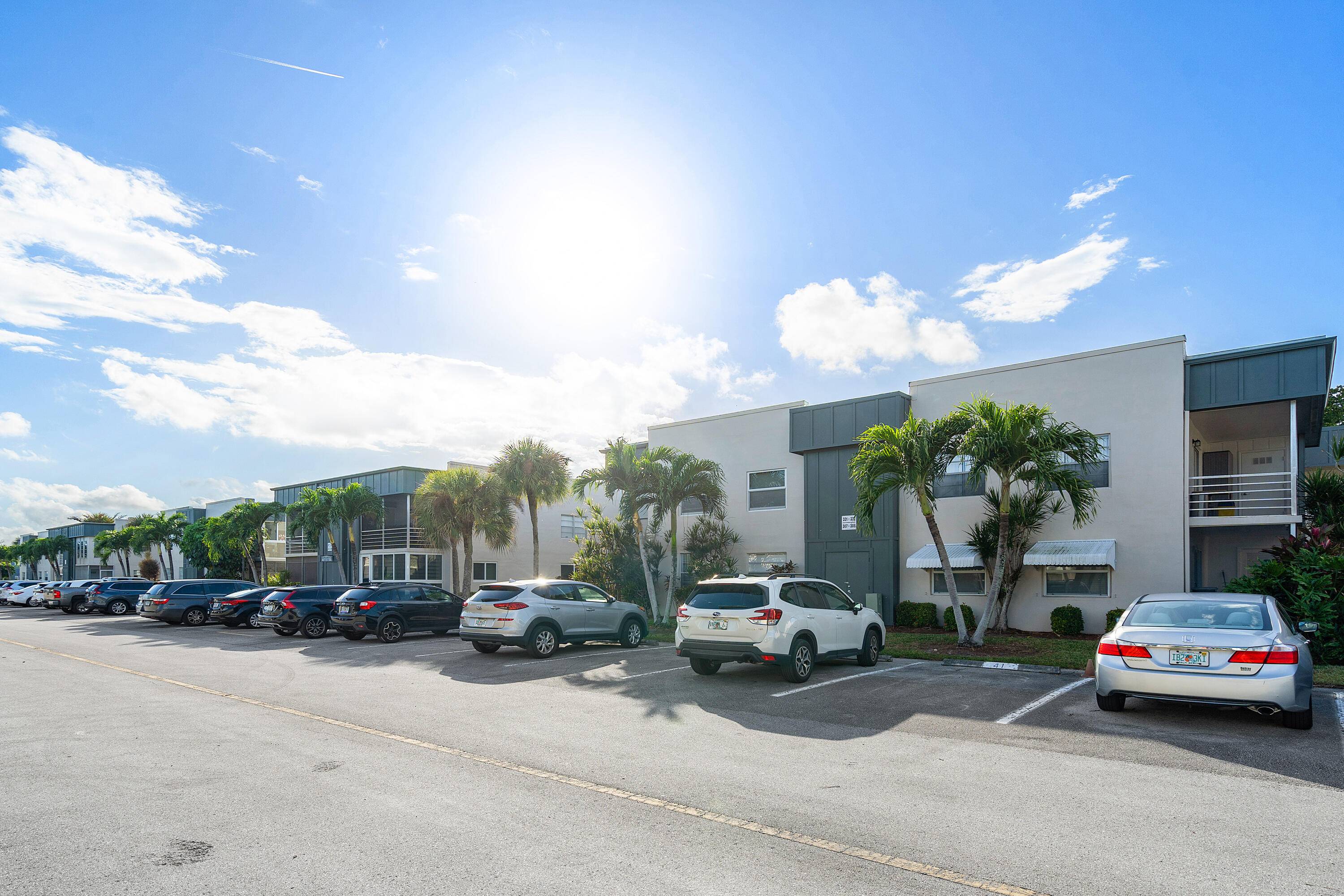 Discover comfort and style in this updated one bedroom condo in Kings Point.