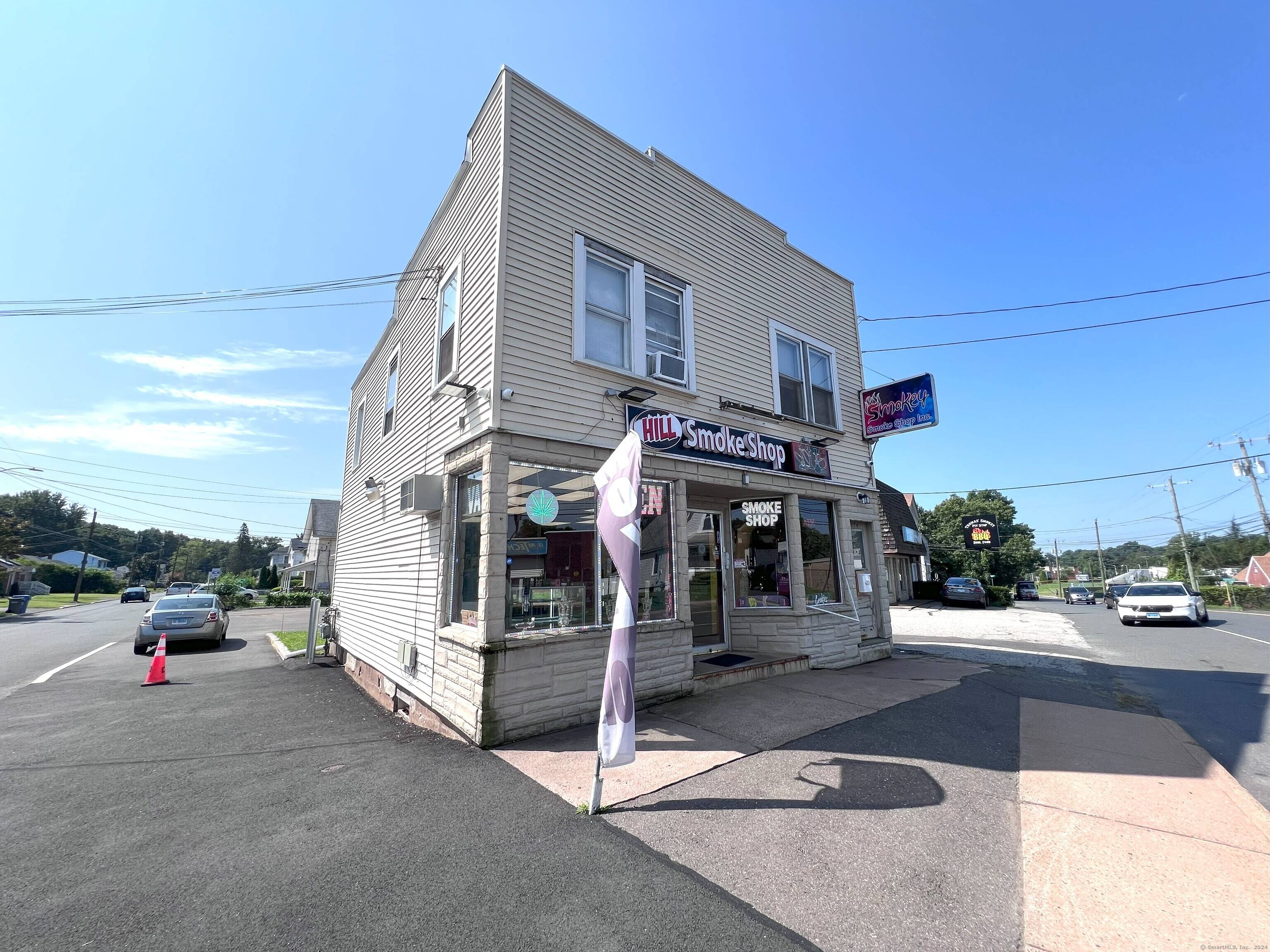 Investment opportunity ! We are pleased to present two buildings located in a high traffic area with great convenient access.