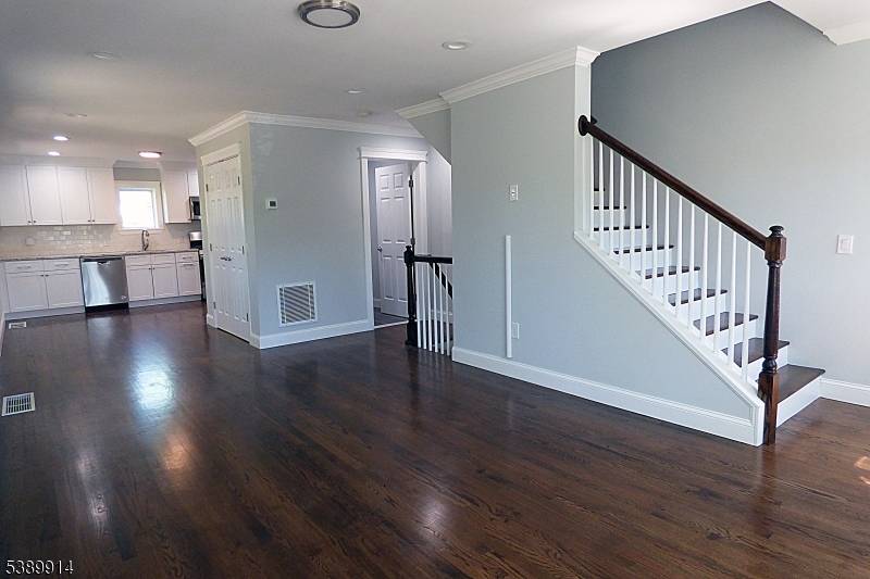 Side by side Duplex Townhouse 2 BLOCKS OFF MAIN STREET and everything Madison shops, restaurants, NYC trains.