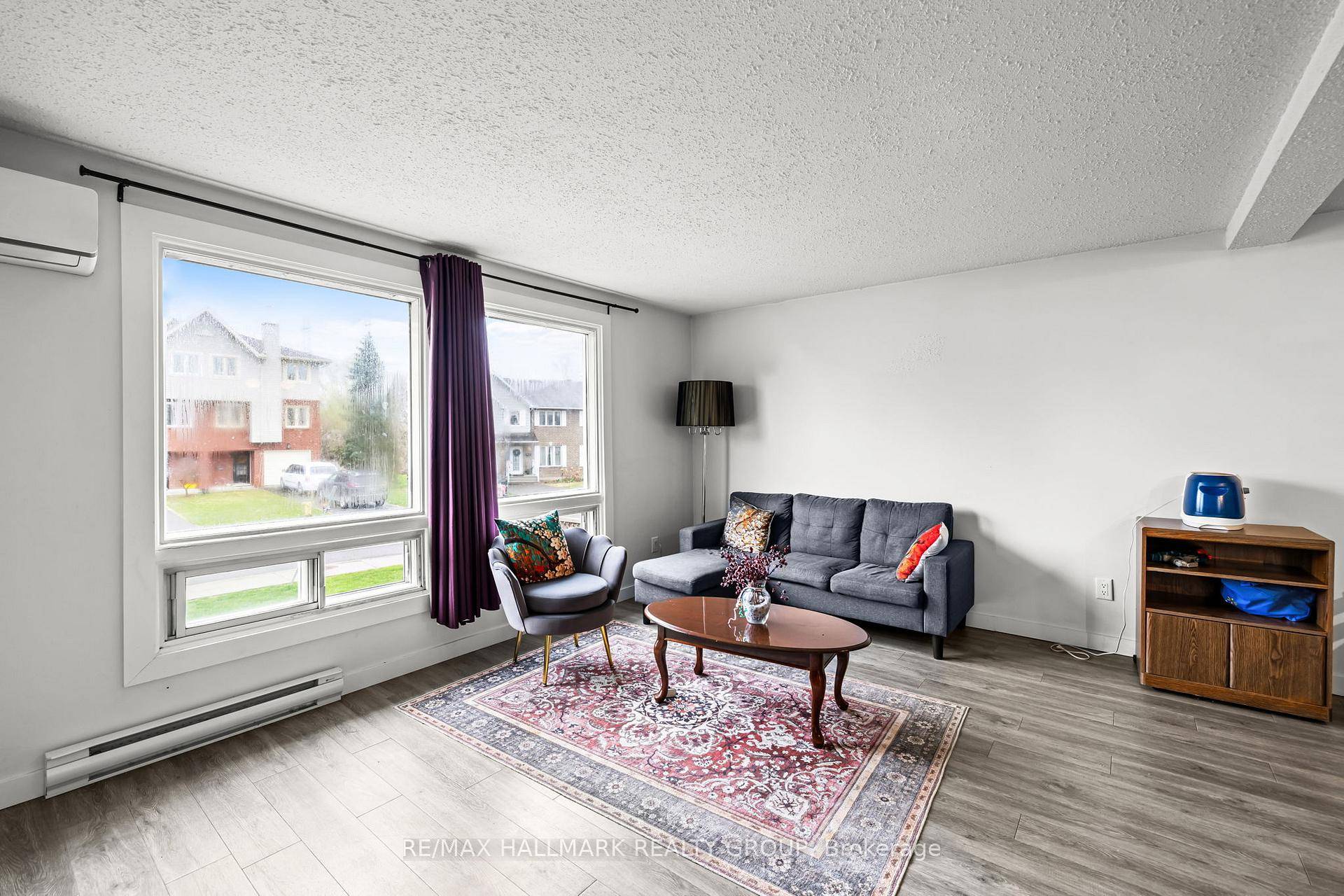 TWO UNITS... Semi detached House with SDU Apartment in the basement Turn key in KANATA !