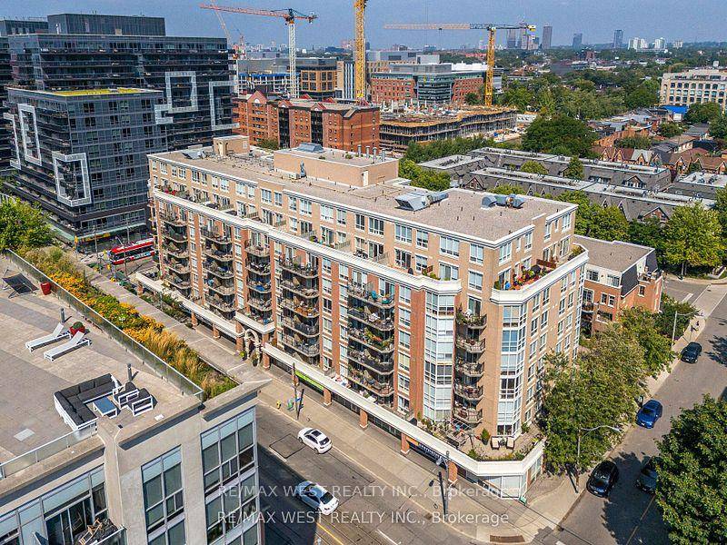 King West Village Boutique Living Spacious 740Sqft 1 Den 2nd bedroom With Parking, Locker amp ; Exceptionally Low Maintenance Fees Per Sqft !
