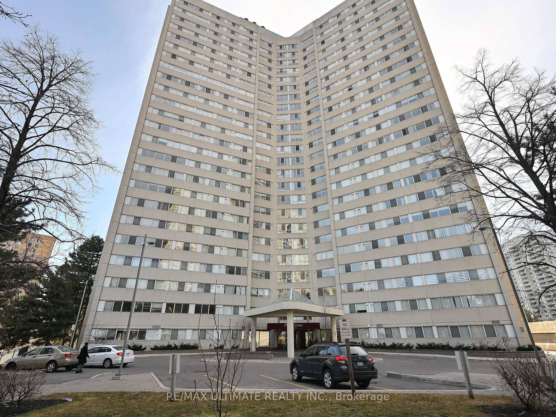 Stunning Fully Furnished 3 Bedroom Condo in Downtown Mississauga Steps to the New LRT !