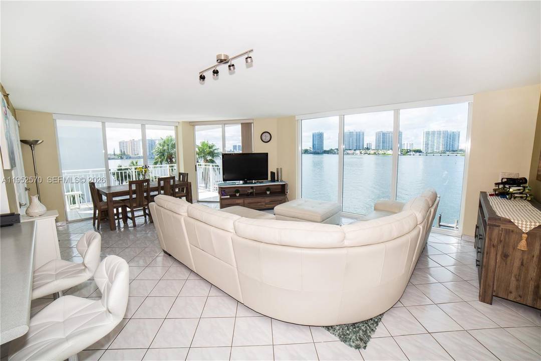Welcome to Le Montcalm Condominium, perfectly positioned in the heart of Sunny Isles Beach.