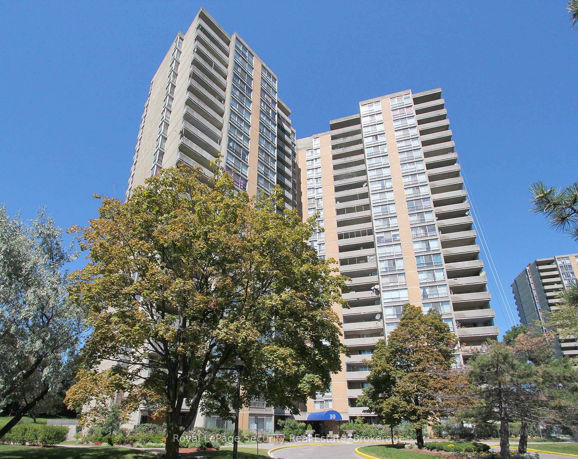 Bright, spacious, and Sun filled penthouse with stunning Downtown Skyline amp ; CN Tower Views !