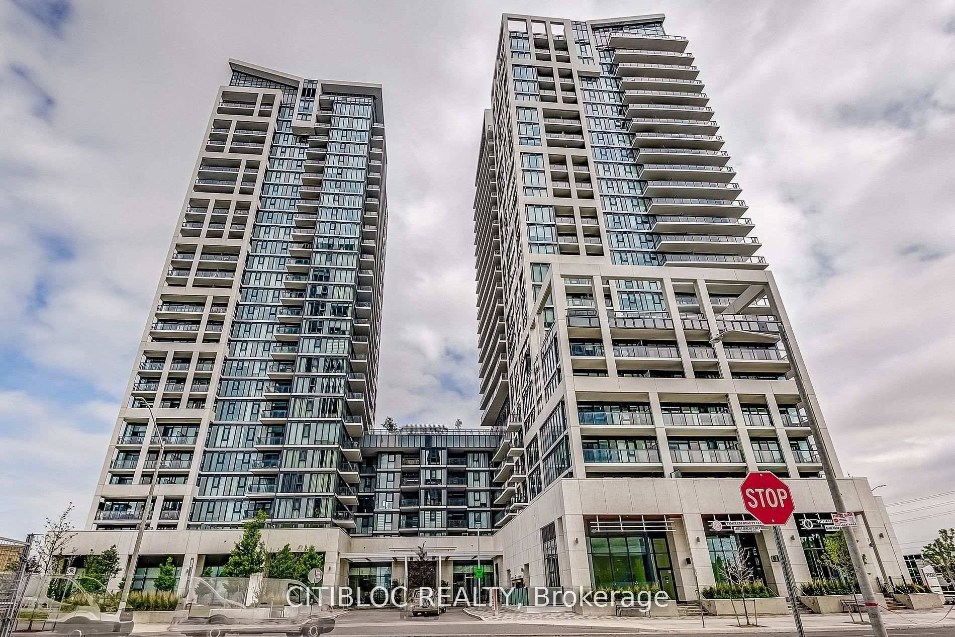 Absolutely Stunning Corner Unit in Prime Vaughan Location !