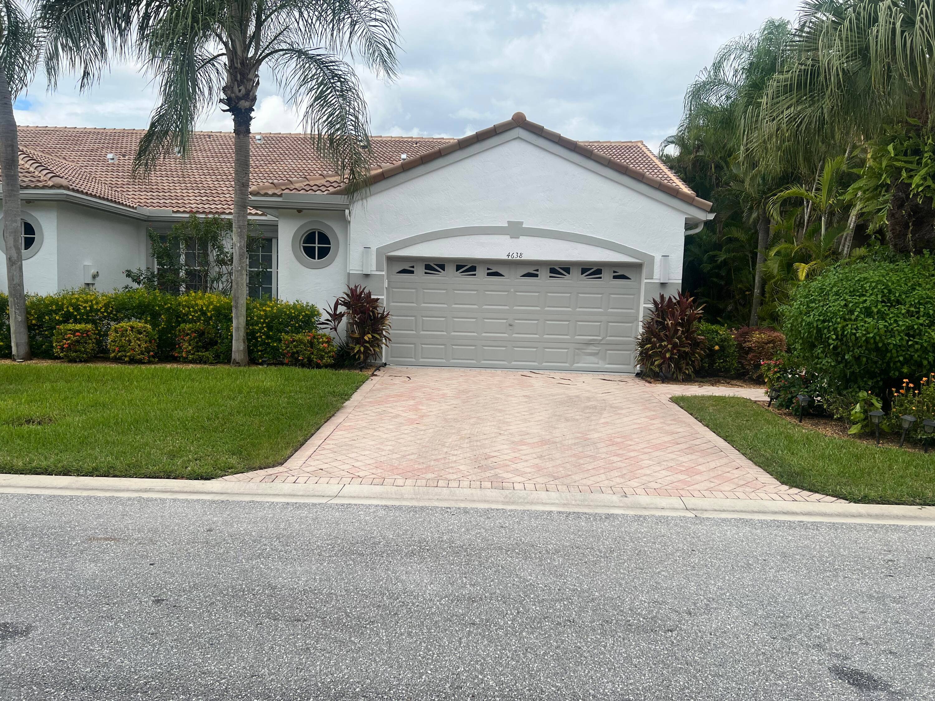 Located at Wycliffe Country Club's Villa section Cambridge, boasts beautiful landscaping and affordable HOA.