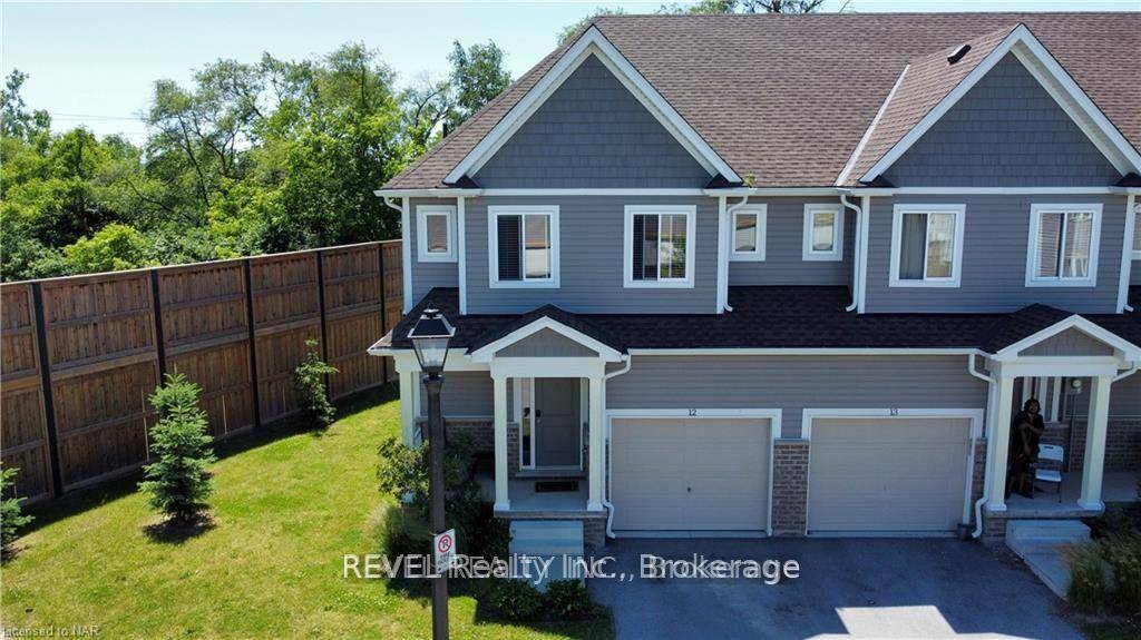 Immaculately maintained beautiful corner unit townhome with lots of Curb appeal, sitting on a ravine lot with no rear neighbours.