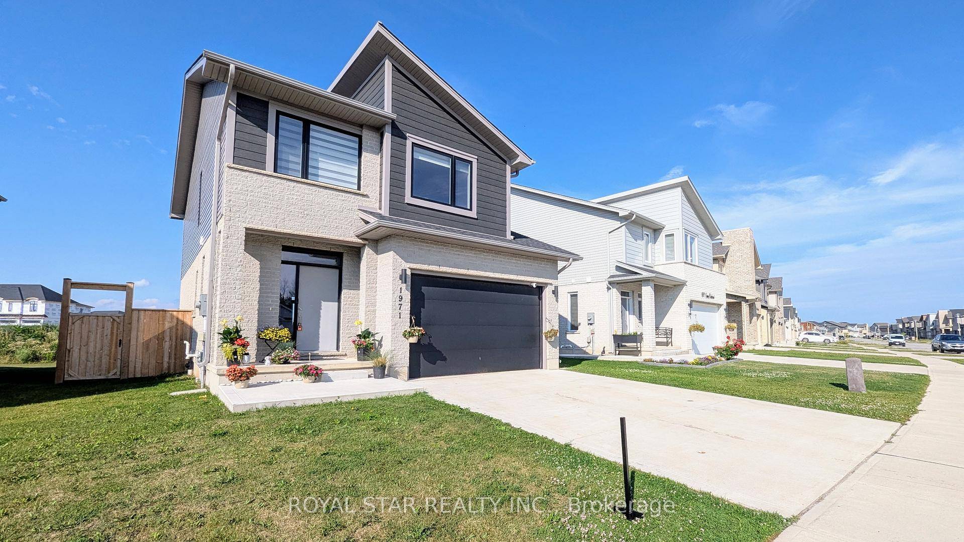 Welcome To This Gorgeous House Nestled In A Picturesque Neighbourhood.