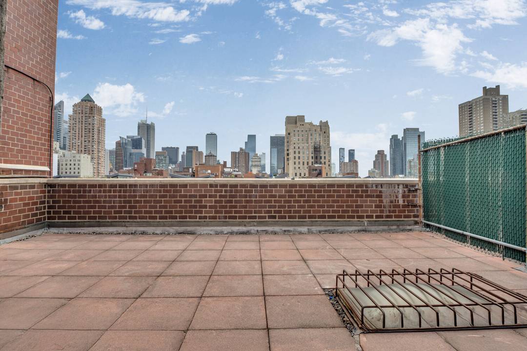 Fabulous PENTHOUSE triplex with two beds and two baths and 100 sqft private roof terrace with sweeping city views.