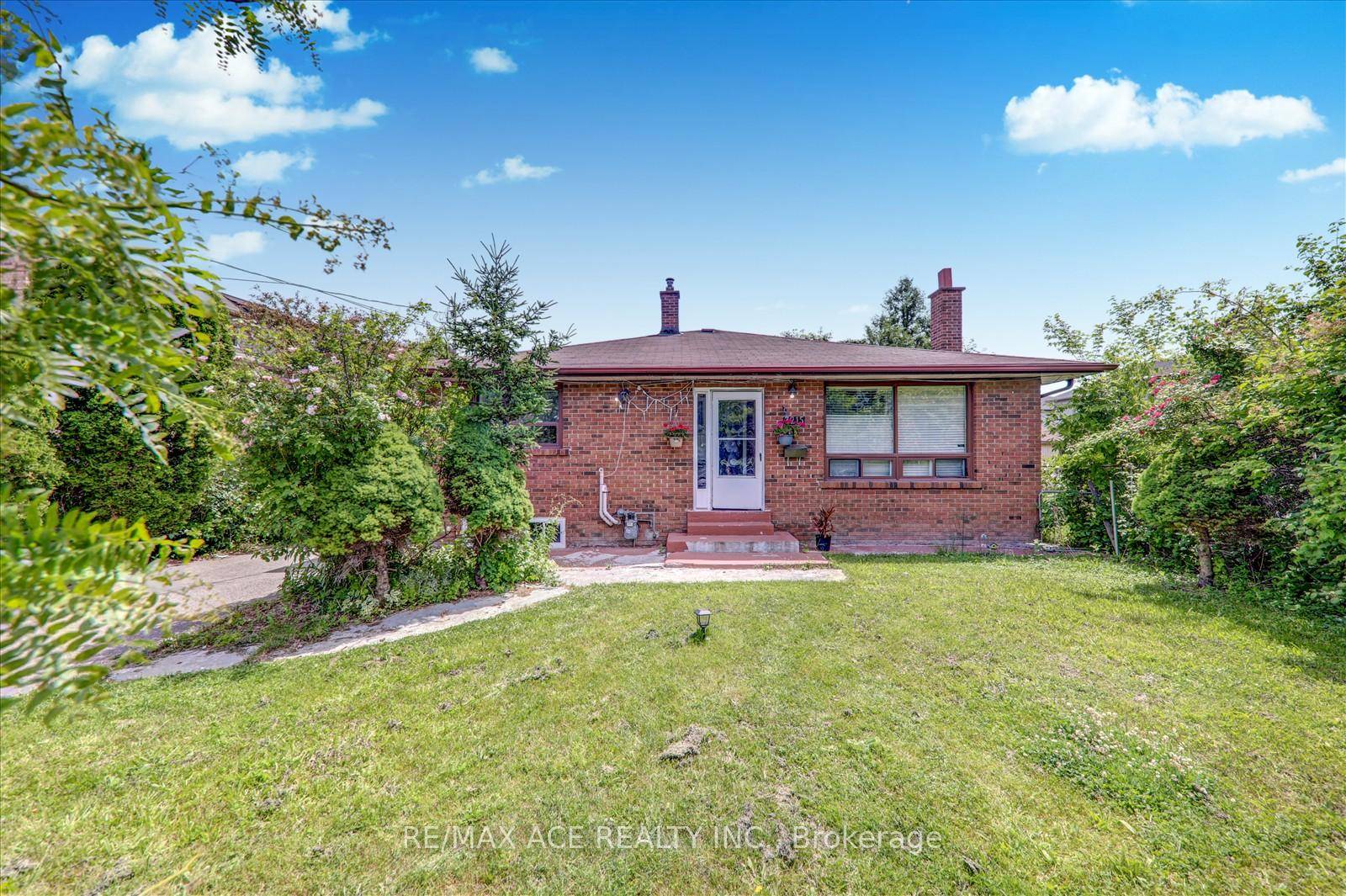 Rarely offered, 3215 Parkerhill Rd is a sprawling bungalow with a self contained 3 3 bedroom apartment, ideally located in downtown Mississauga.