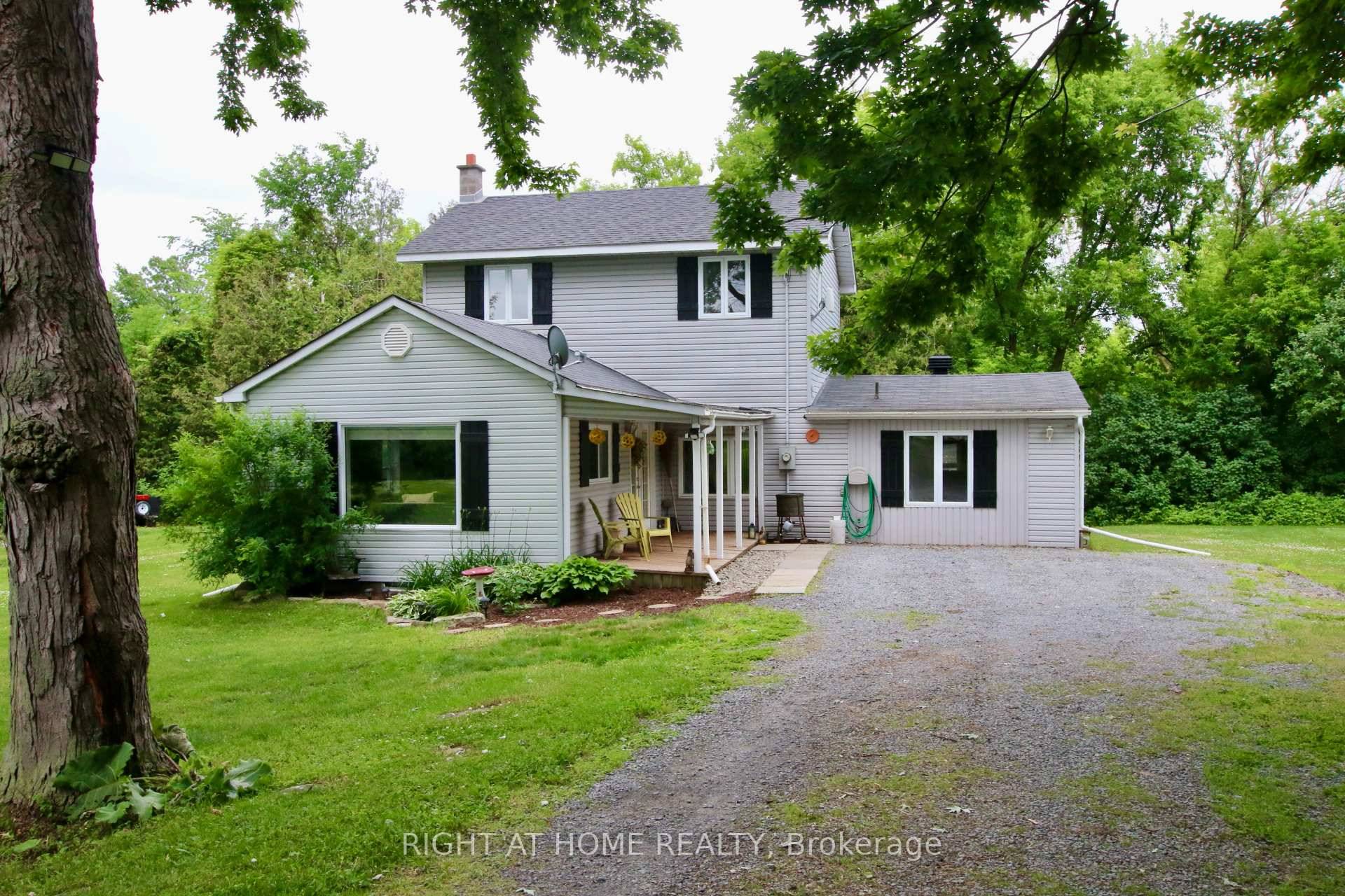 Beautiful 2 storey, 3 bedrooms, 2 full bath home on lovely 1 acre lot.
