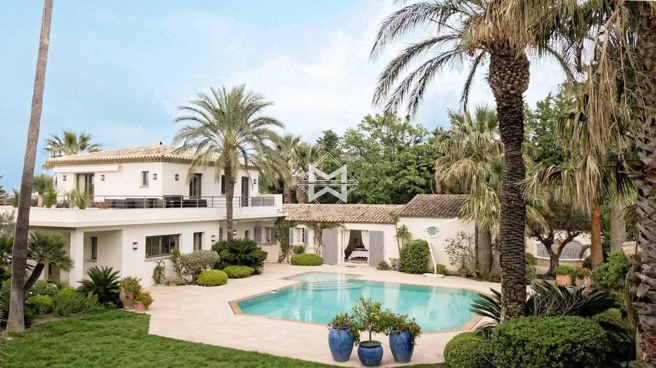 An ideal setting in a quiet environment close to the centre of Saint-Tropez