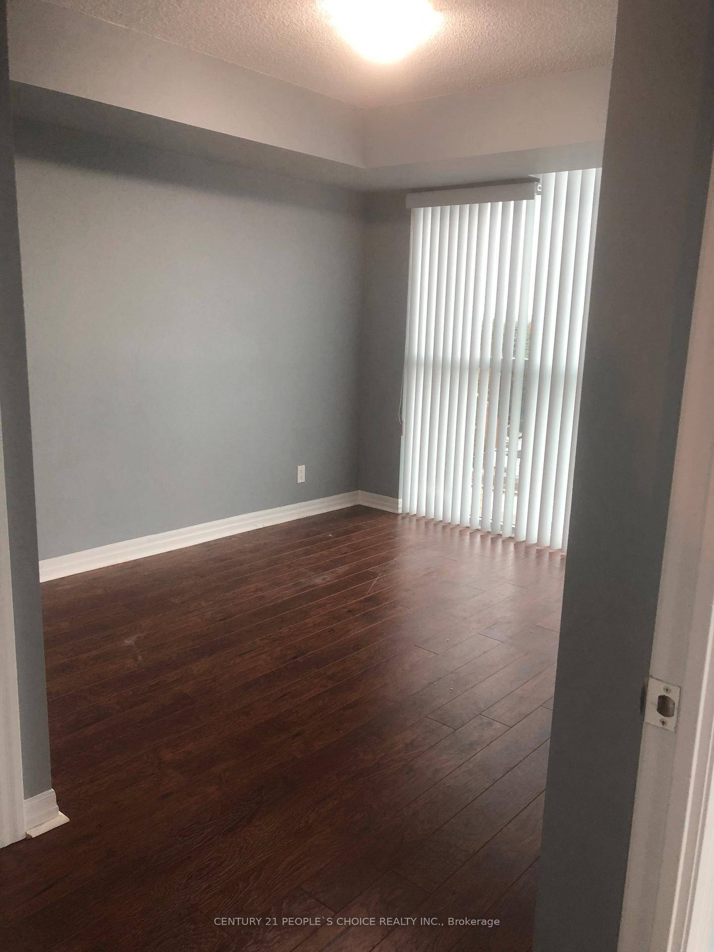 Beautiful Unit W Relaxing View Overlooking South Of Toronto.