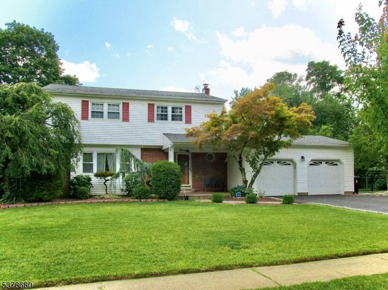 Welcome to this beautiful colonial home in the highly sought after Frost Woods community !