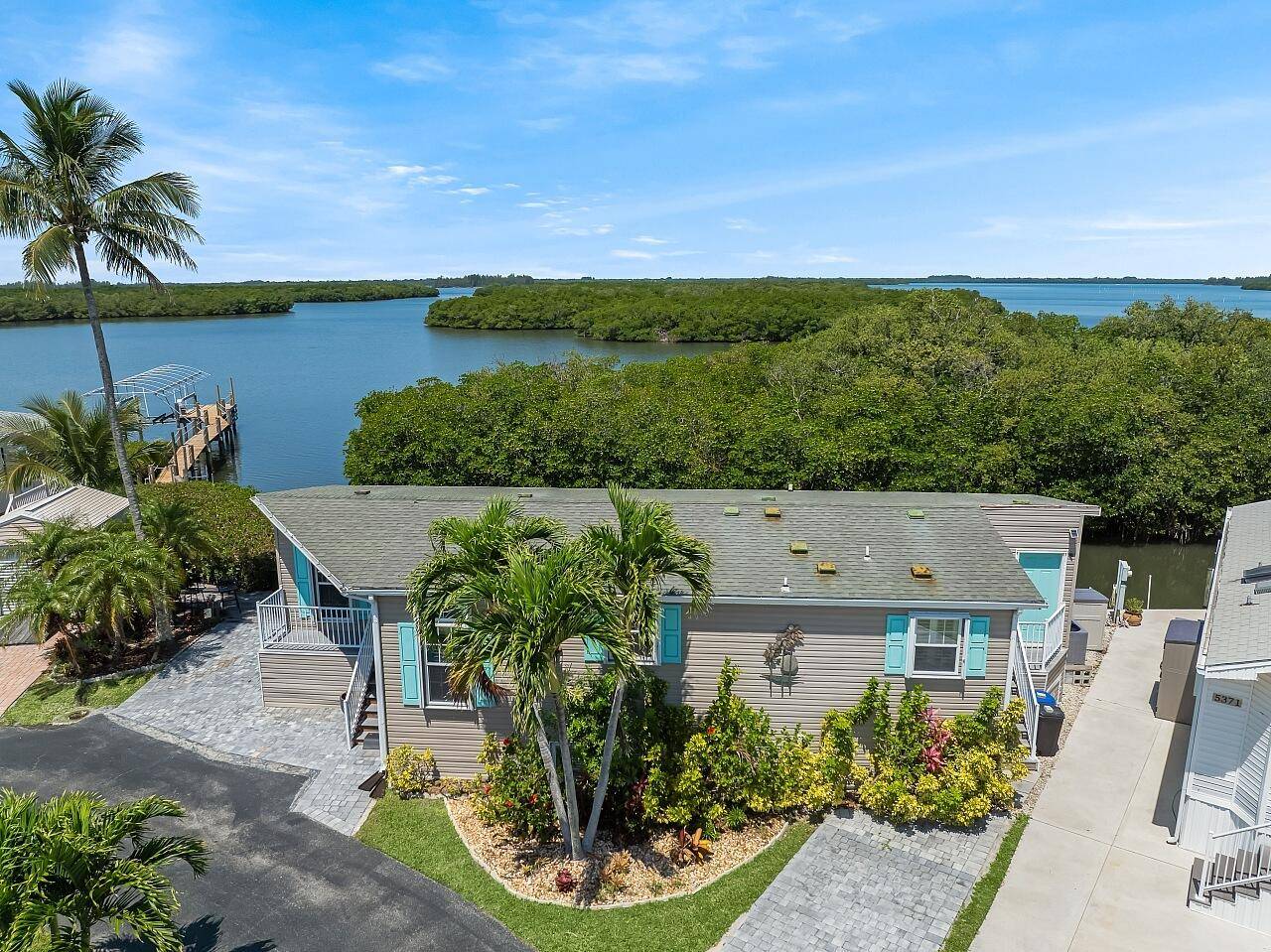 Live the ultimate boating beach lifestyle with this Hutchinson Island gem !