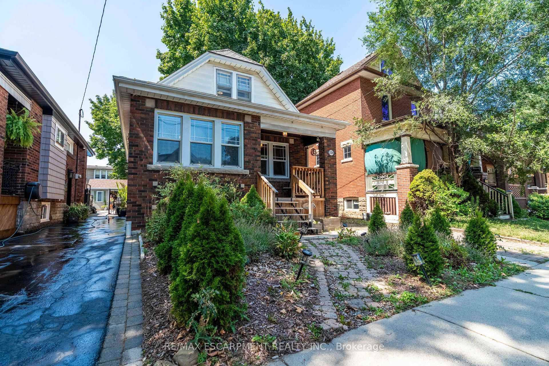 Welcome to 228 Province St S, a 3 bedroom, 1.