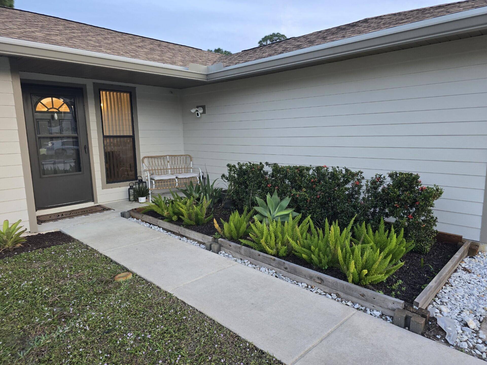 Great location ! located in a quiet neighborhood Beautiful three bedroom two bath.