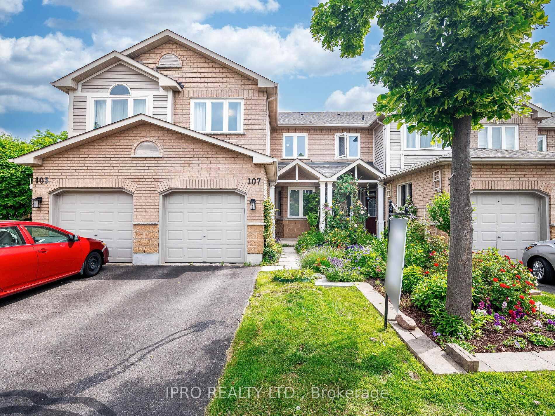 Large Condo Townhome with 3 Bedroom, 4 Washrooms and Finished Basement.