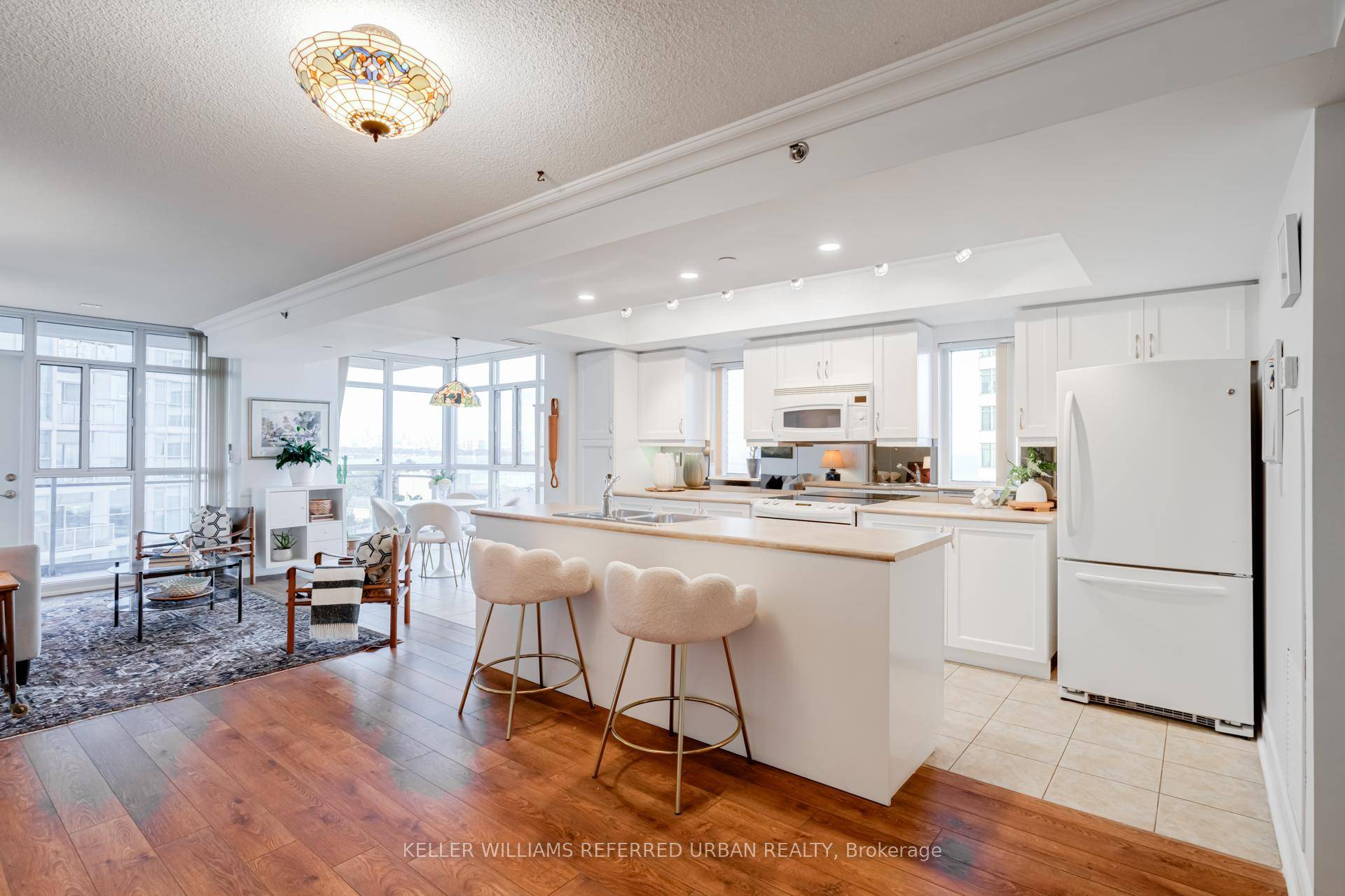 Stunning 2 bedroom, 2 bathroom corner suite at the Hearthstone, 1170 sq ft with skyline views.