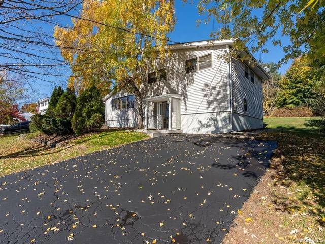 Spacious 5 Bedroom Contemporary Home for Rent in the Town of Newburgh Marlboro Schools Welcome to this stunning 5 bedroom, 3 full bathroom contemporary home, located in a quiet, established ...