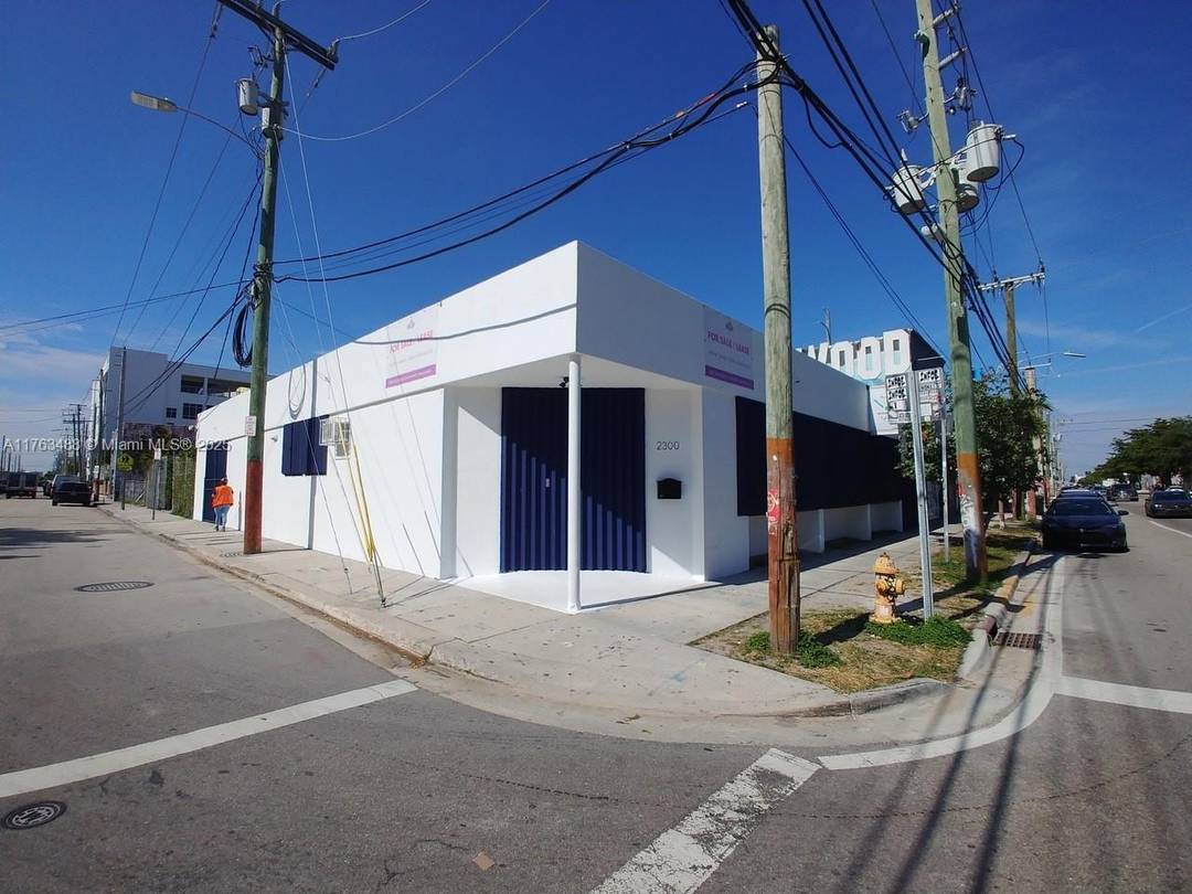 FOR SALE RENOVATED CORNER BUILDING IN THE HEART OF MIDTOWN, MIAMI WYNWOOD ART DISTRICT, GALLERY, RETAIL, SHOWROOM,.