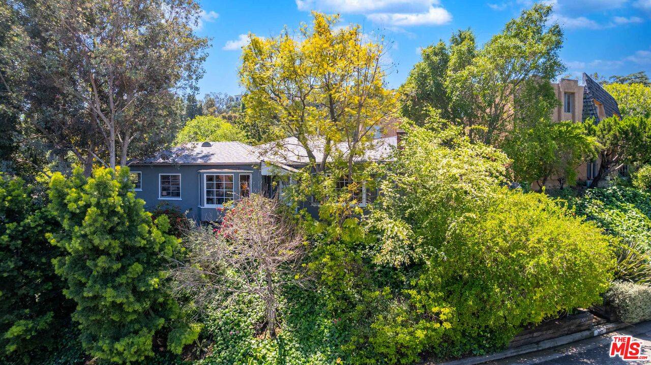 3217   Bennett Dr 2.0 Hollywood Hills East LA