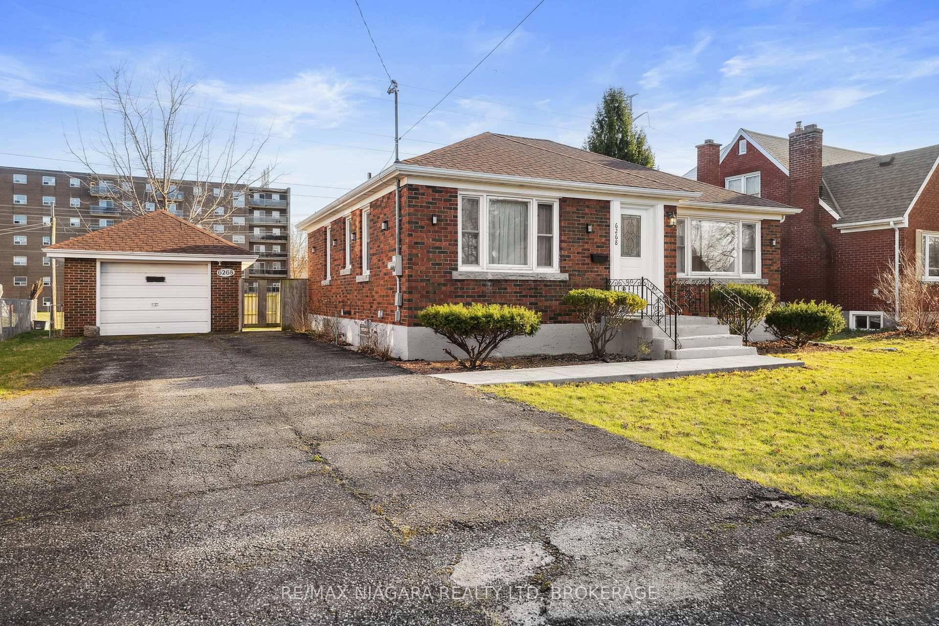 Welcome to this immaculate 2 2 bedroom, 1 1 bathroom bungalow nestled on a quiet street in the heart of Niagara Falls.