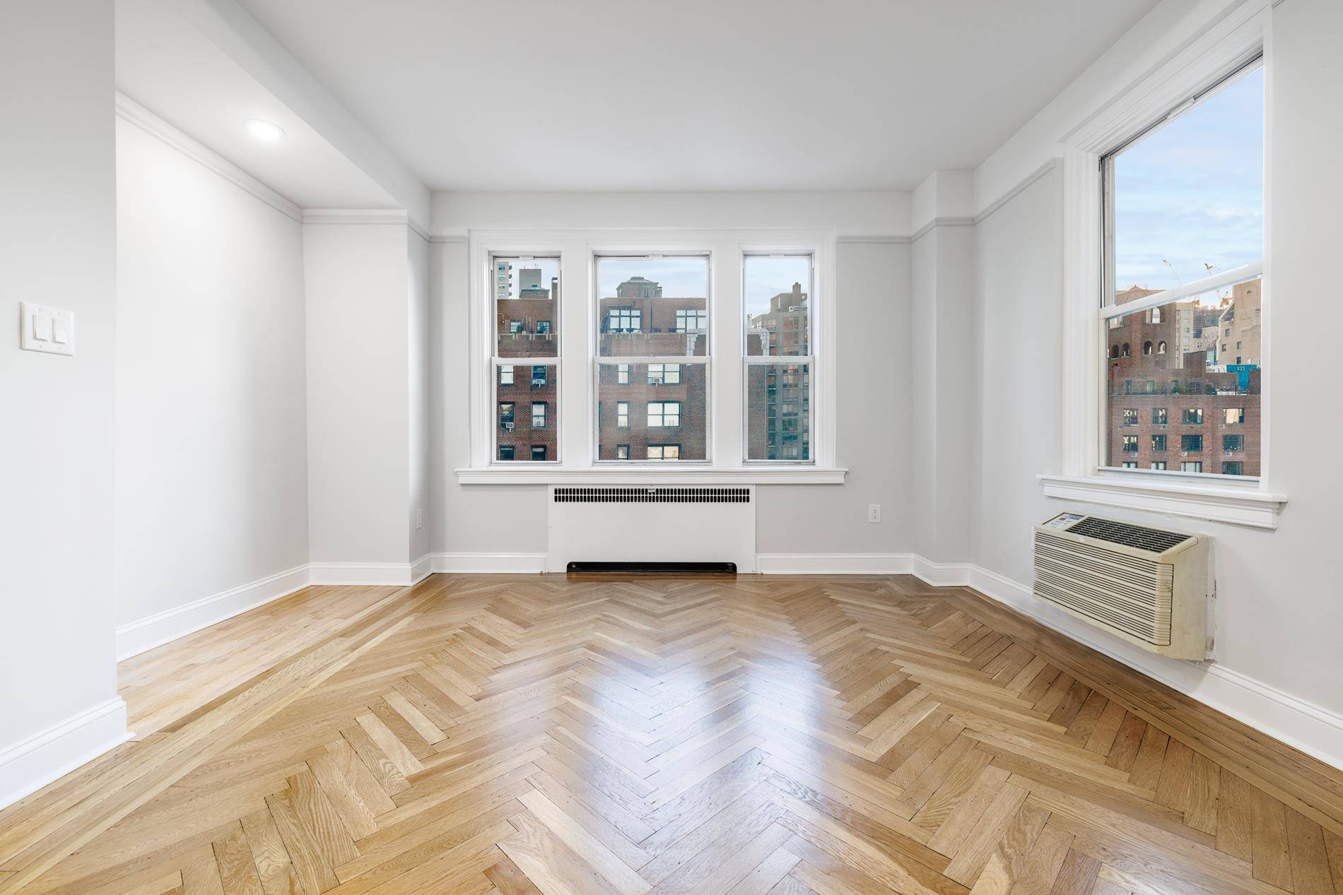 Sponsor UnitSIMPLY EXQUISITE Triple mint newly renovated Studio !